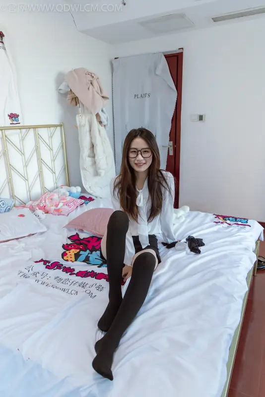 物恋传媒 NO.1031 菜菜-高跟鞋、贝壳头、白色长筒丝袜、黑色长筒丝袜、黑色过膝棉袜 - 物恋传媒